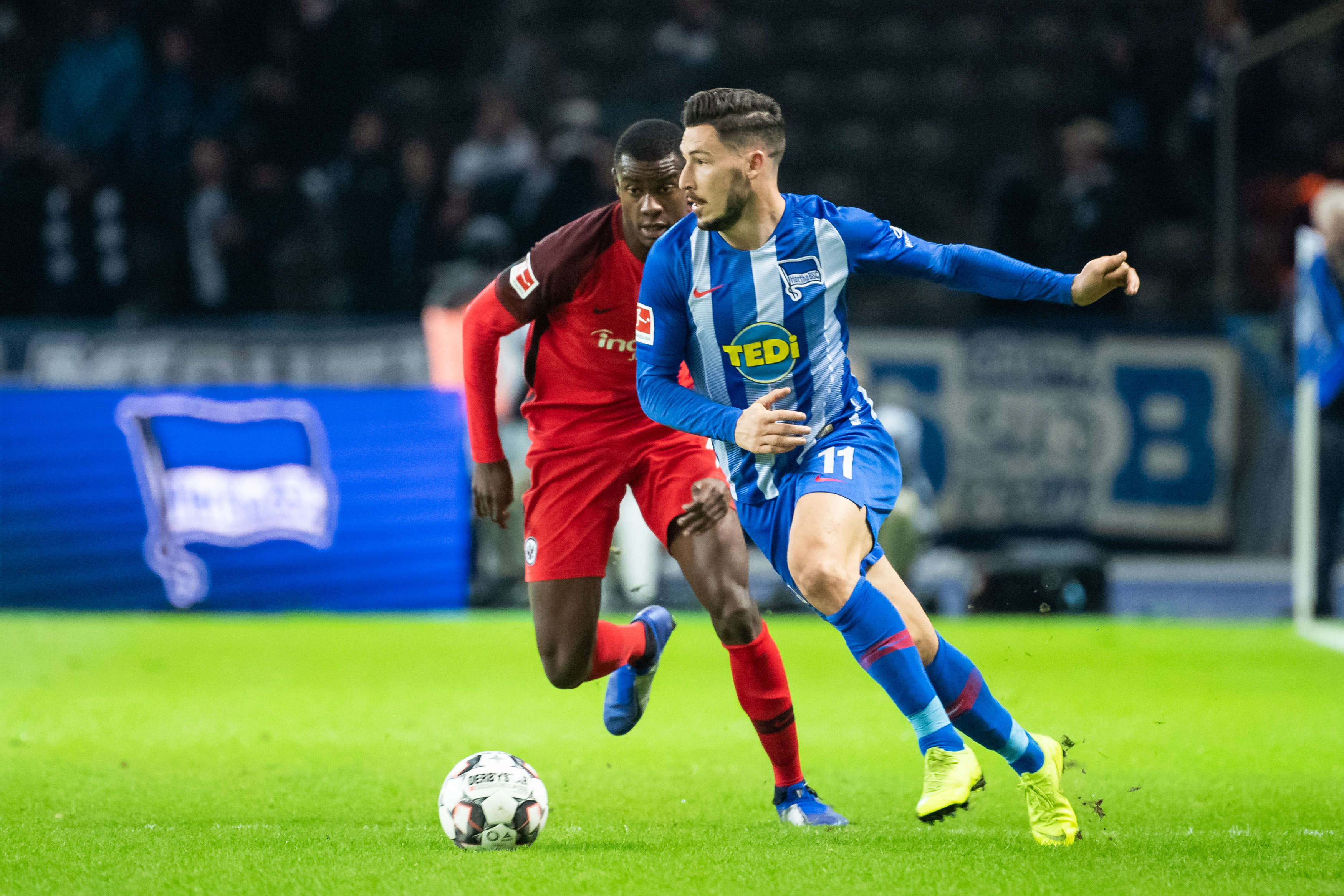 周玲安赛后采访阿门-汤普森：赢下这场比赛感觉士气大振！在球队的共同努力下通过防守赢得了比赛（周玲安赛后专访阿门-汤普森：依靠团队防守取胜，赢球士气大涨）