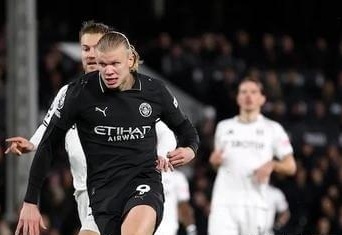 毛彪附体！四川一高校辅导员单刀面对大空门滑倒滚进球网