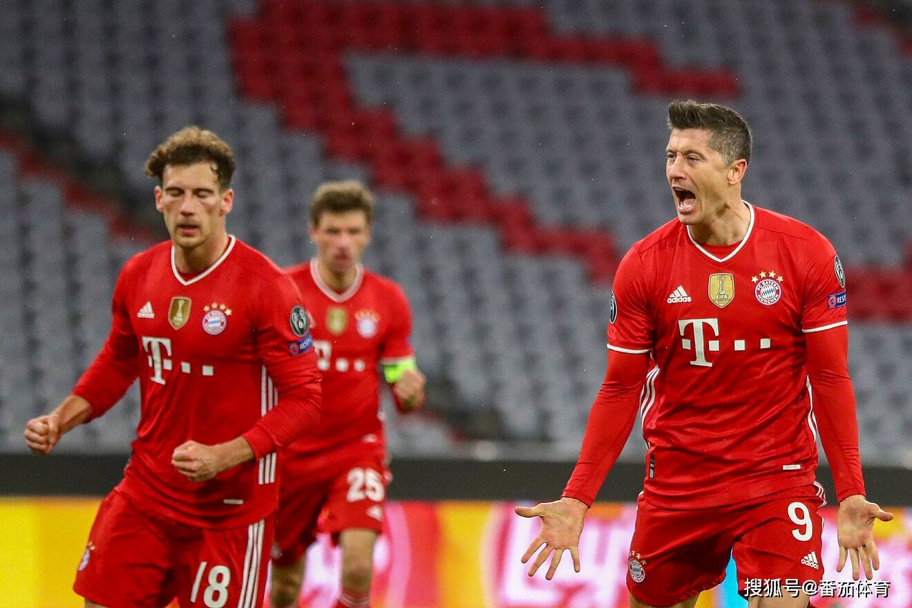 库里发挥神勇，内外开花助力勇士（库里火力全开，里突外投助推勇士取胜）