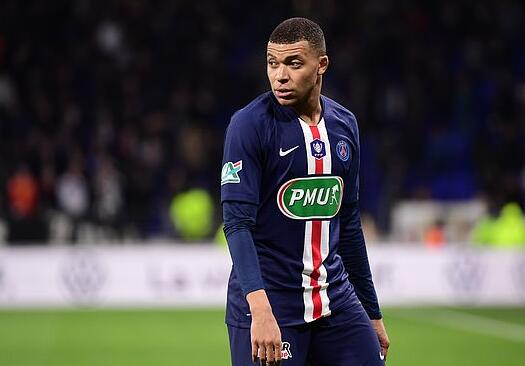 篮球场上的精彩瞬间：丁伟延阻对手发球（篮球赛场高光一刻：丁伟果断阻拦对手发球）